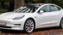 Можно наорать на пешеходов, не открывая окно: электромобили Tesla оборудовали уникальной функцией