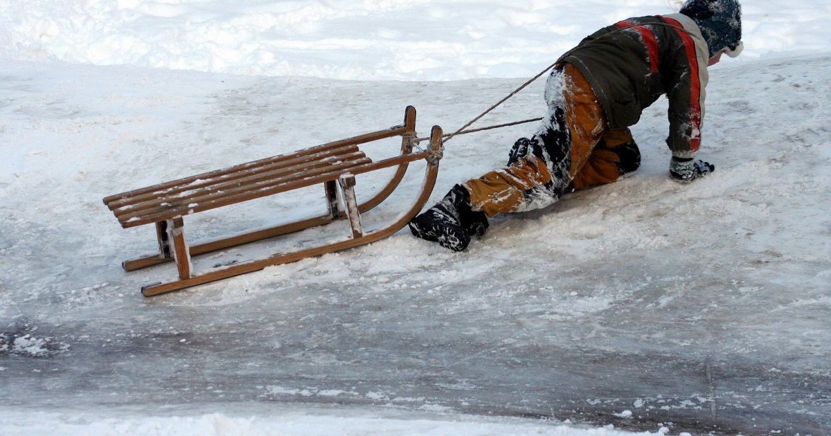 Слетела с "ватрушки" в дерево: в Запорожье девочка, катаясь на санках, получила перелом основания черепа