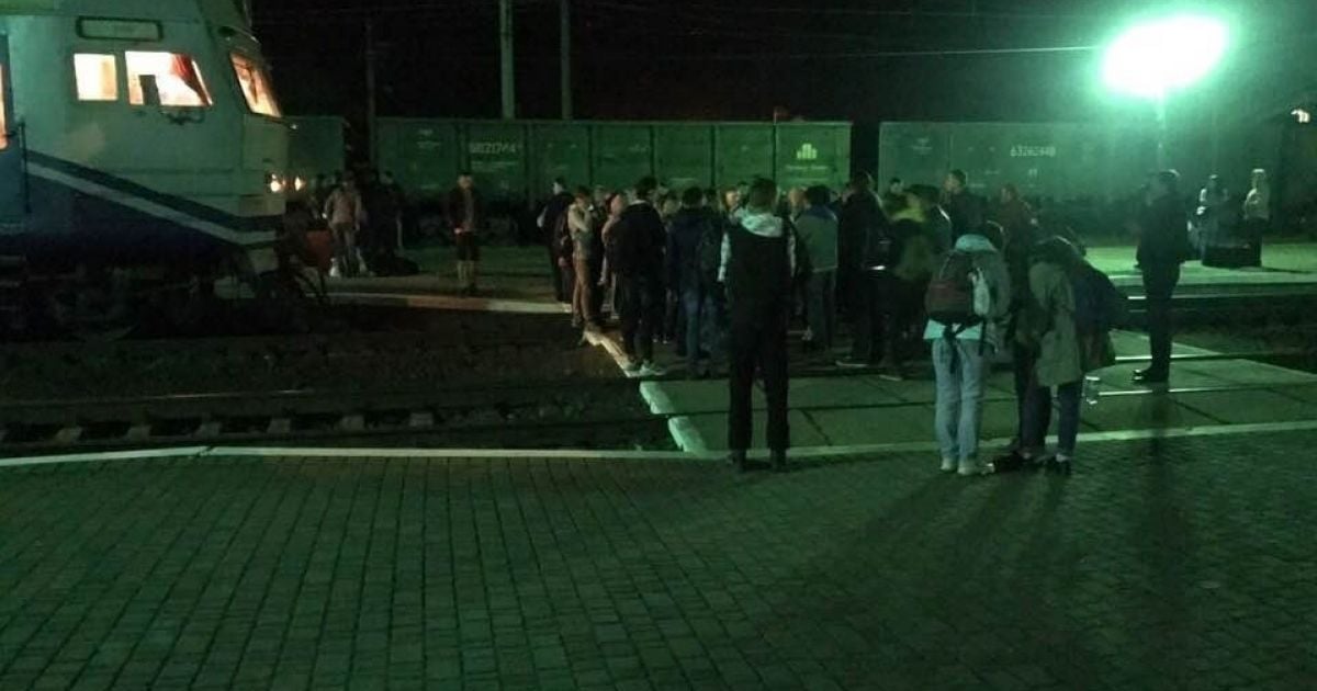 Пассажиры блокировали поезд Мукачево-Львов из-за отсутствия мест
