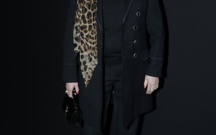 В черном наряде и с леопардовым платком: элегантная Катрин Денев в Париже