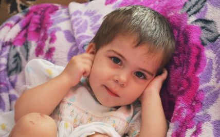 Двухлетняя Есения из Запорожья после болезни потеряла слух