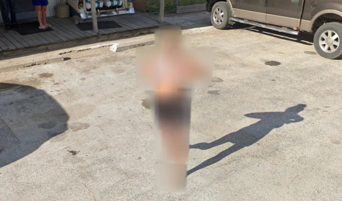 Жінка оголила груди на камеру Google Maps / © Google Maps