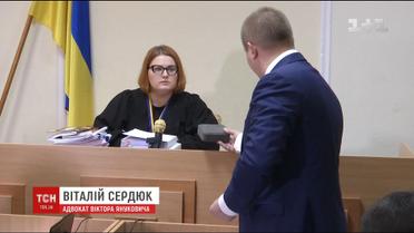 Адвокат Януковича принес на заседание суда биты, брусчатку и коктейли Молотова
