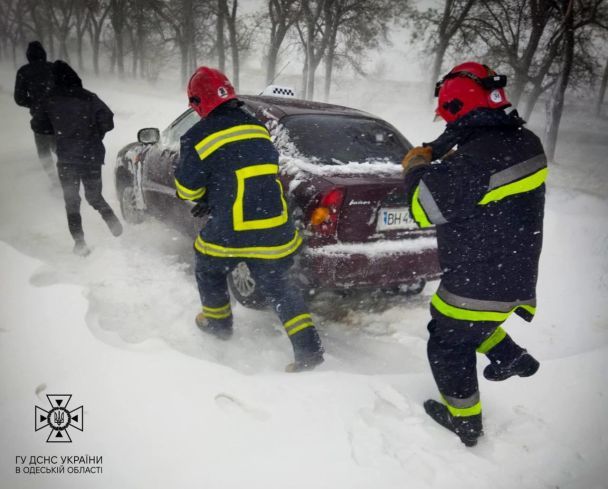 Le forti nevicate hanno paralizzato la circolazione delle auto a Odeshchyna / ©