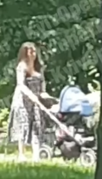 Ноги у різні боки літають: у Києві жінка так качала немовля у візочку, що налякала перехожих (відео)