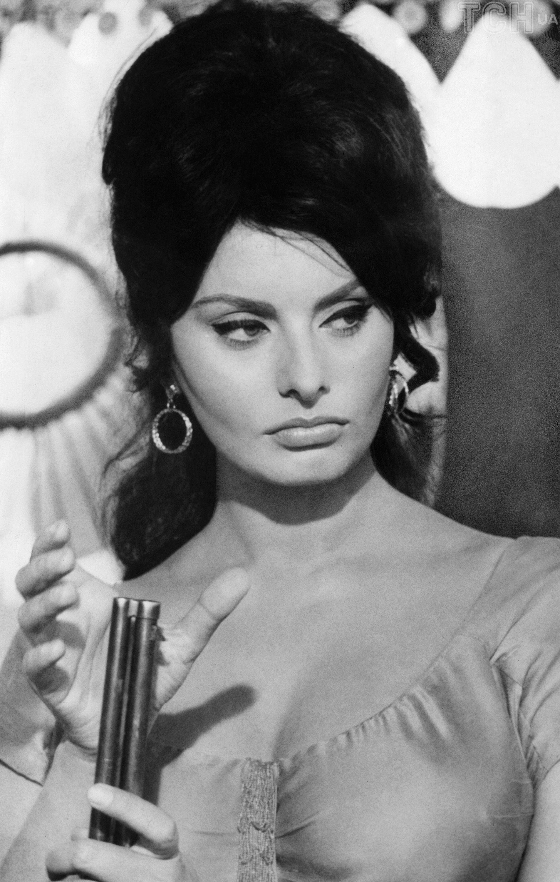 Емшектерін жалайды, сиськиді тістейді, жалайды