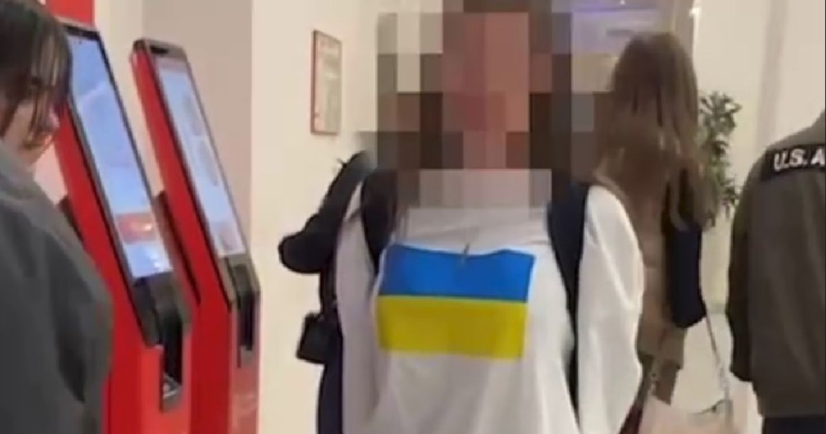 У Москві на дівчину у футболці з українським прапором напала перехожа