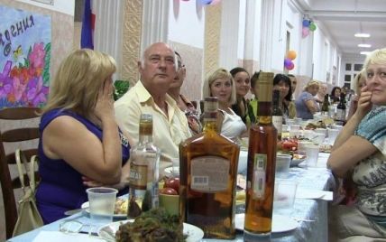 Чаепитие "подшофе". Крымские учителя устроили пышную пьянку в школьном коридоре