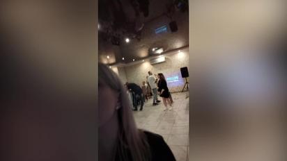 Співали пісні Лепса: дівчину виштовхали зі столичного кафе через зауваження адміністрації