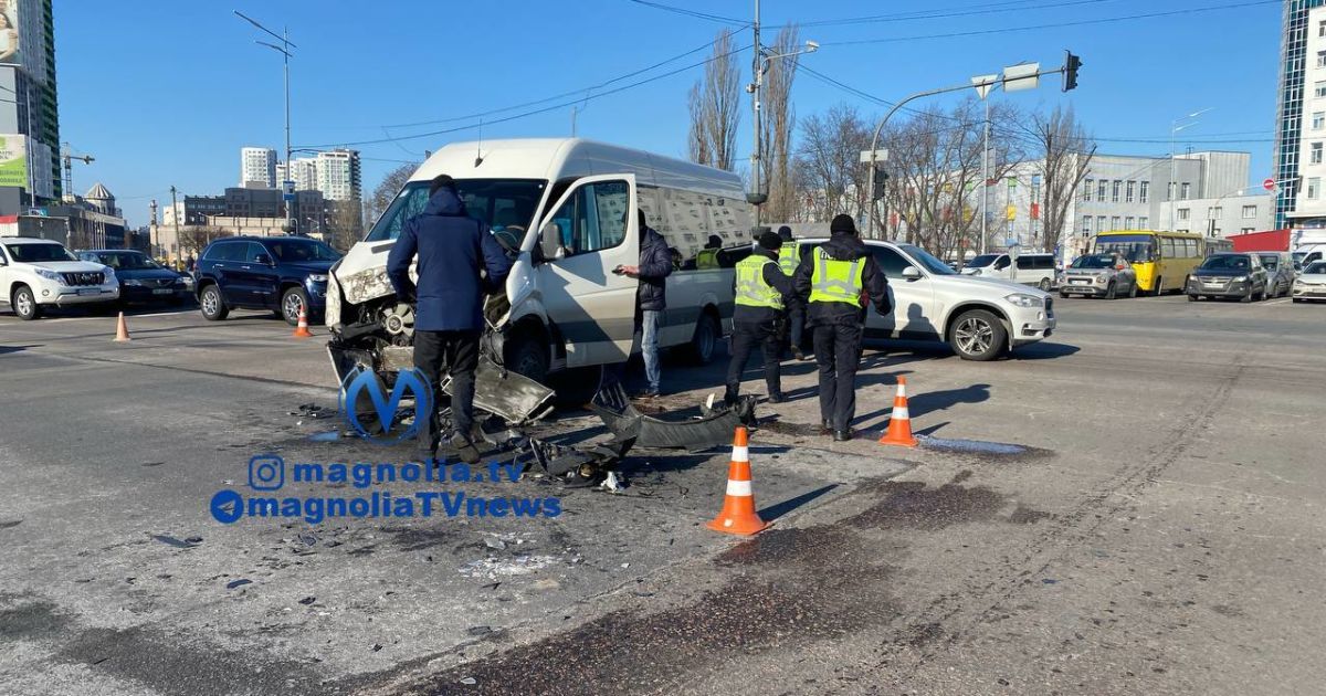 У Києві на Харківській площі вантажівка військових протаранила дві автівки