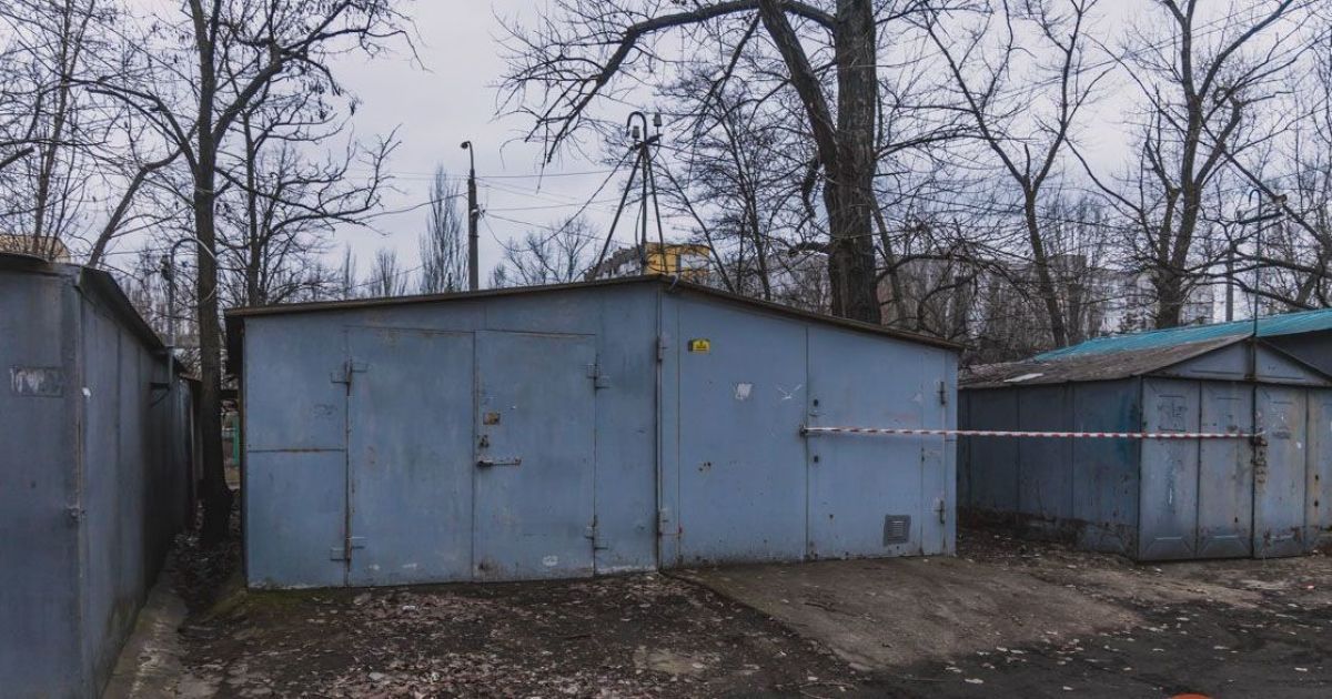 В Днепре среди гаражей нашли 15-летнюю девушку без сознания. Ее избил и оставил умирать парень
