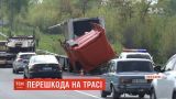 Розтрощена після ДТП фура шостий день уповільнює рух на трасі "Київ-Чоп"