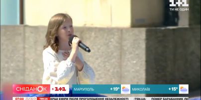 Что известно о девочке, которая во время перформанса на параде растрогала президента
