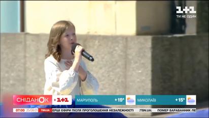 Що відомо про дівчинку, яка під час перформансу на параді розчулила президента