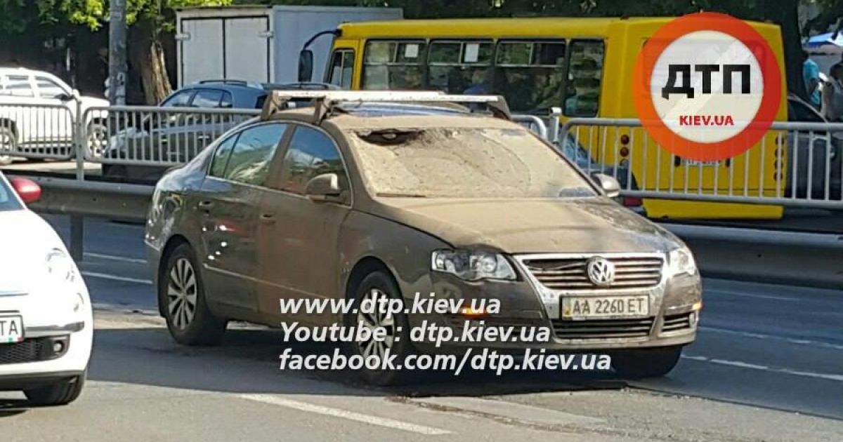 В Киеве посреди оживленного проспекта взорвался люк, пострадала девушка-водитель