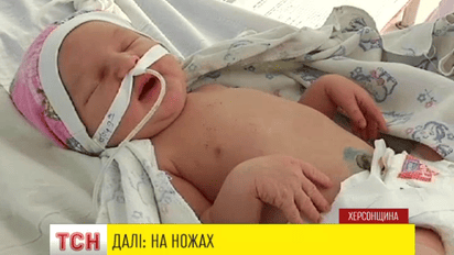 Мать выбросила маленького ребенка в помойку