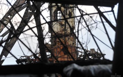 Найбільша кількість втрат на Донбасі за рік й сліди вибуху на літаку EgyptAir. 5 головних новин дня