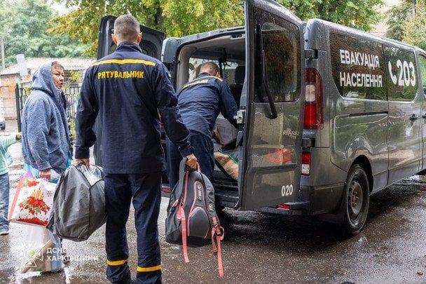 26 вересня 2026. На Харківщині триває обов’язкова евакуація мешканців прифронтових громад. Через постійні російські обстріли люди вимушені залишати свої домівки, аби убезпечити себе та своїх близьких. / © ДСНС