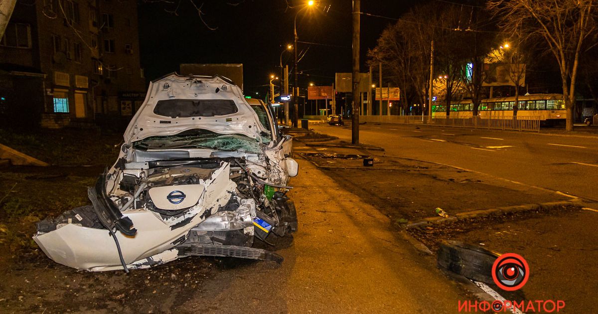 В Днепре автомобиль такси на полной скорости врезался в легковушку: две машины превратились в груды металла (видео)