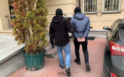 Дома никого нет: в Польше украинец украл кошелек и скрылся от полиции под диваном (фото)