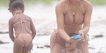 Девочки в купальниках: Ким Кардашьян с дочерью отдыхают на пляже
