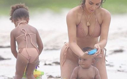 Девочки в купальниках: Ким Кардашьян с дочерью отдыхают на пляже