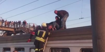 В Киеве трое агрессивных подростков залезли на крышу электрички и заблокировали движение