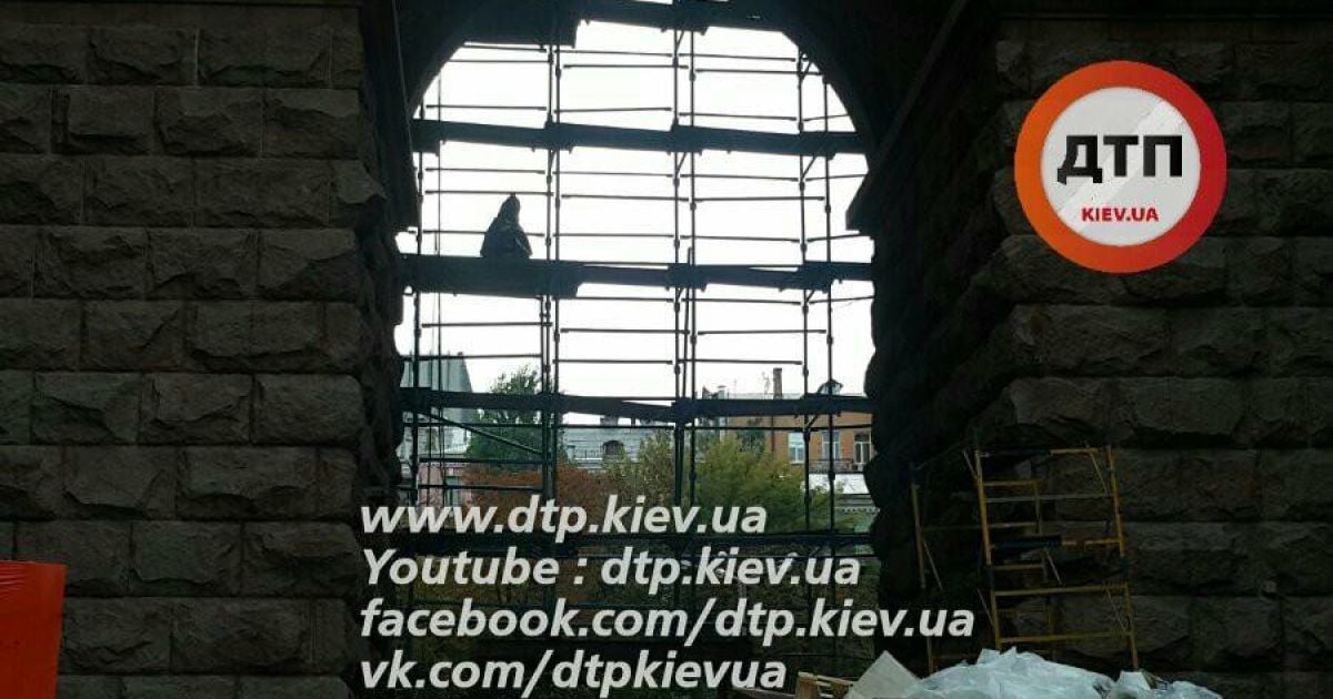 З будівлі КМДА зірвався робітник _5 / © facebook.com/dtp.kiev.ua