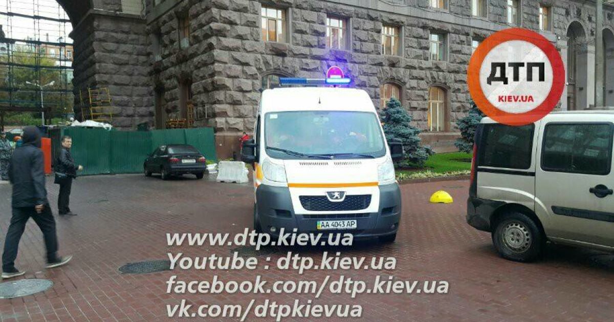 З будівлі КМДА зірвався робітник _1 / © facebook.com/dtp.kiev.ua