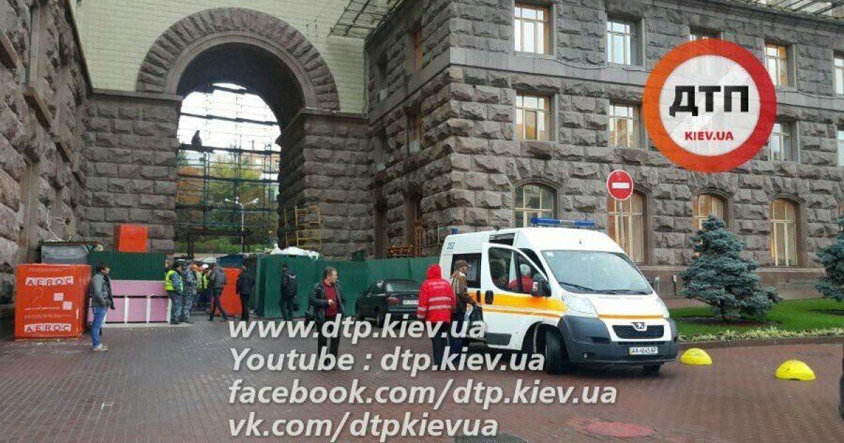 З будівлі КМДА зірвався робітник _9 / © facebook.com/dtp.kiev.ua