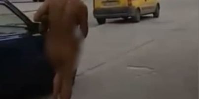 В одном тапочке и носке: в Запорожье мужчина голышом дефилировал городом (видео)
