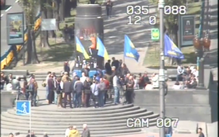 У Києві навпроти Бессарабської площі зібрались люди із українськими прапорами