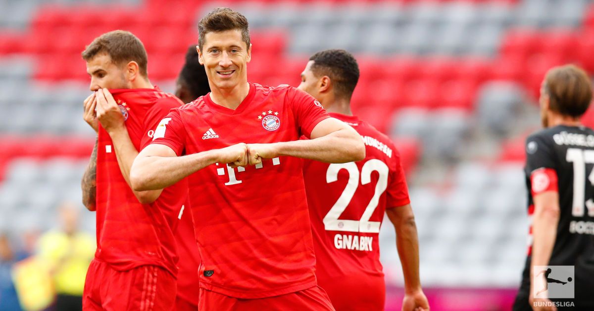 Роберт Левандовські вітається з найкращим футболістом Європи