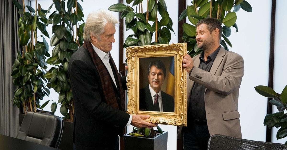 Подяка за підтримку українських художників: третьому Президенту Вікторові Ющенку подарували портрет від видатного портретиста Віталія Семенухи