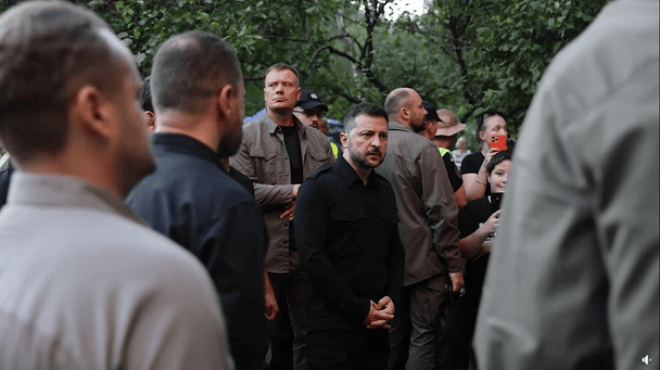 "Один з найжорстокіших ударів по столиці": Зеленський відвідав зруйнований будинок у Києві