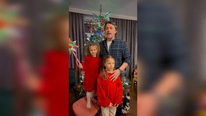 Сергій Притула замилував відео, як із підрослими доньками співає колядку