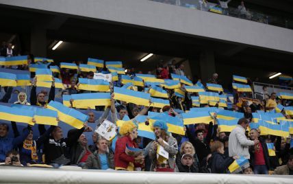 Футбольні фанати три доби не можуть купити квитки на матч Україна - Словенія і знову протестують