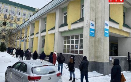 В Ровно люди часами стоят в очереди на морозе, чтобы сдать ПЦР-тест: фото