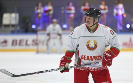 Лукашенку зацідили в обличчя під час хокейного матчу (фото, відео)