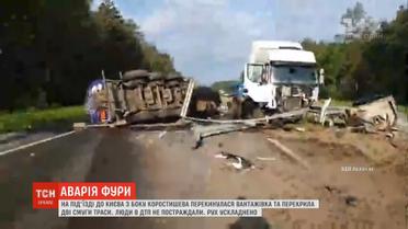 На Житомирській трасі перекинулась фура та перекрила дві смуги траси  