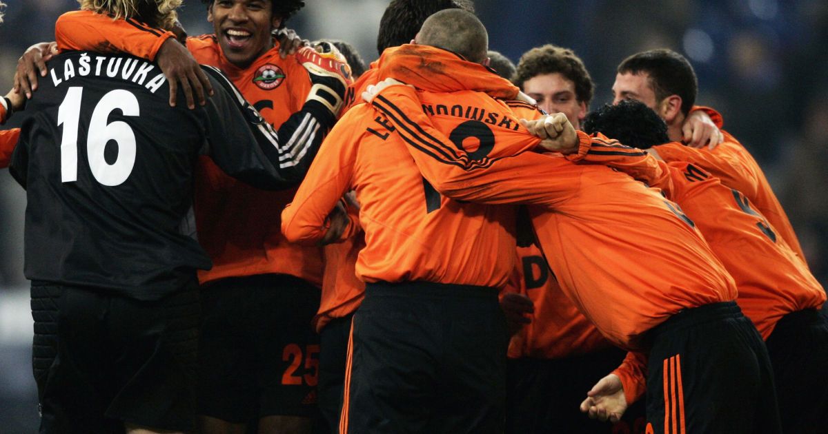 "Шахтер" образца 2005 года проходил "Шальке" на евроарене.