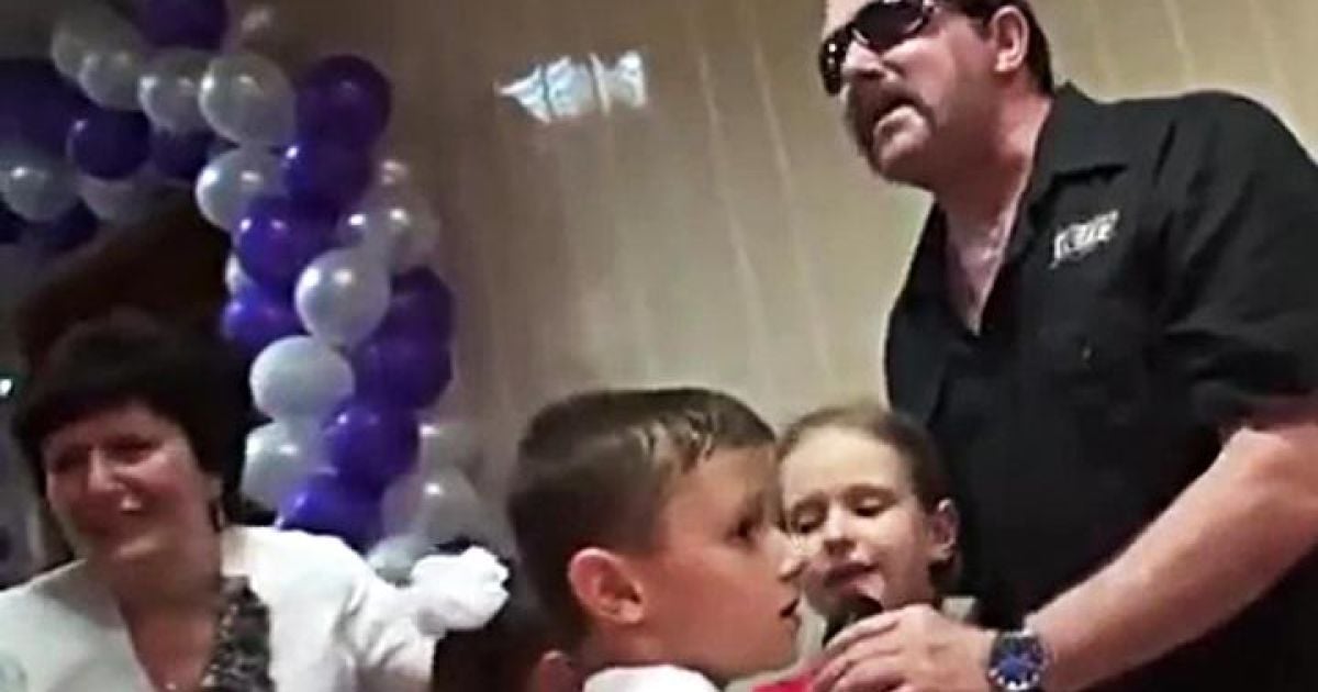 В России дети на празднике радостно пели "лагерный хит" вместе с солистом "Бутырки"