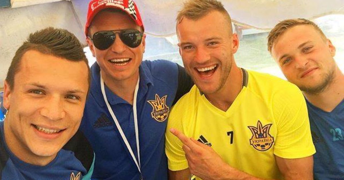 "Синьо-жовті" поспілкуються з вболівальниками та ЗМІ.