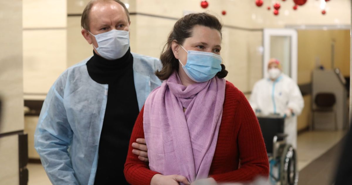 Во Львове выписали из больницы пациентку, которая из-за коронавируса имела 90% пораженные легкие