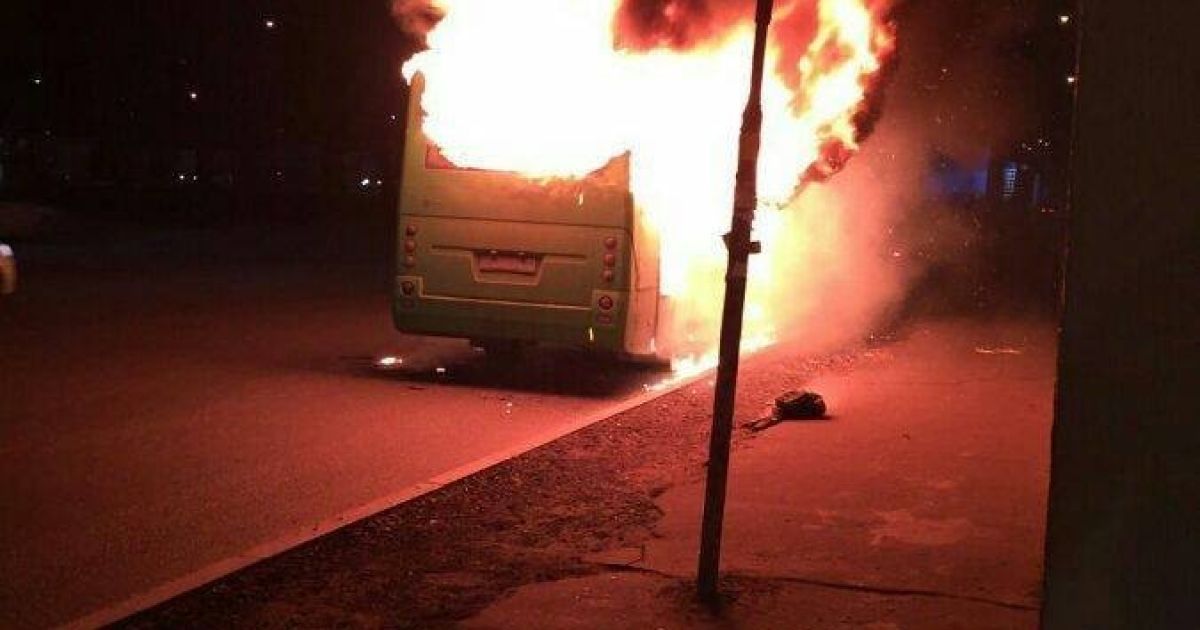 У Києві на Кільцевій вщент згоріла маршрутка