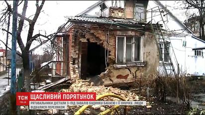 Спасатели в Ровно вытащили из обрушившегося дома бабушку с ребенком