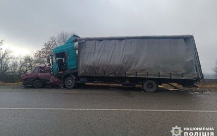 На Черкащині легковик влетів під вантажівку: троє загиблих (фото)