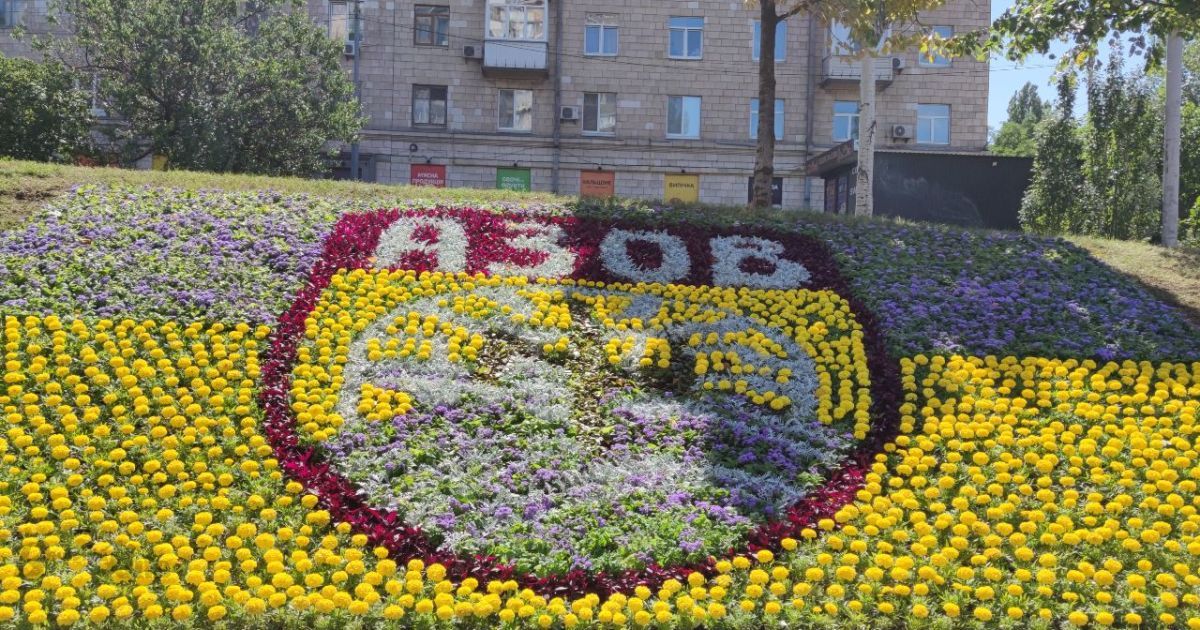 Квіткове панно у Києві на Печерську присвятили героям полку "Азов"