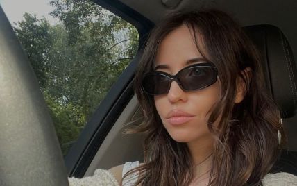 В вишневой рубашке и с мокрыми волосами: Надя Дорофеева поделилась новым селфи