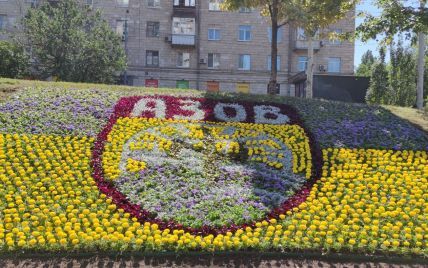 Цветочное панно в Киеве на Печерске посвятили героям полка "Азов"